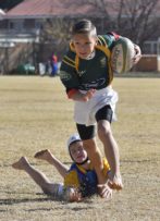 Pale toe! Luke Davey van Mooirivier se o.9-span se oë is op die doellyn gerig.