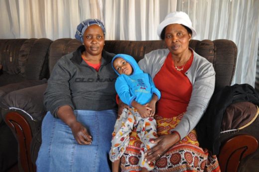 Emely Ncumalo (links), Agnes Sewagodimo en die driejarige gestremde seun, Kamogelo Mogketsi.