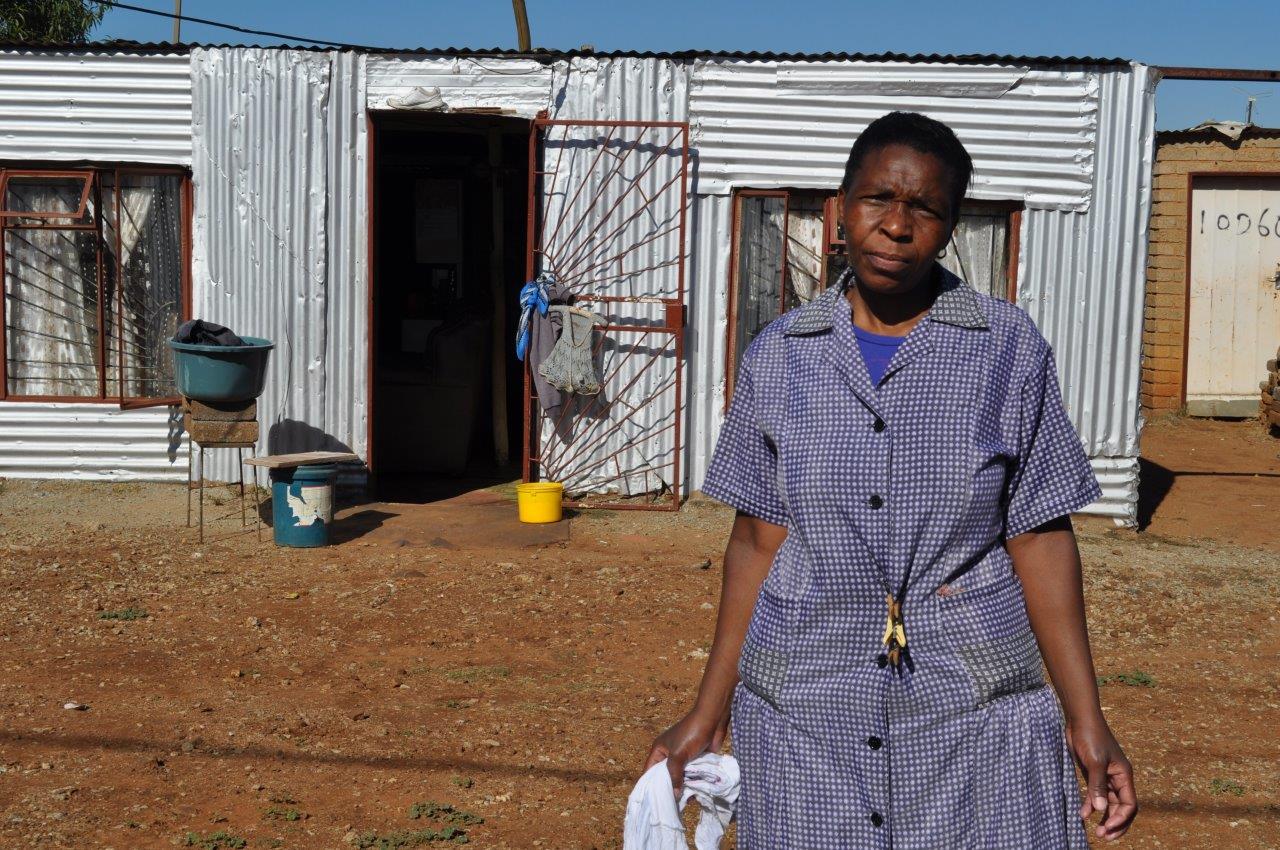 Portia Masuse voor haar sinkhuis. Foto’s: Marianke Saayman