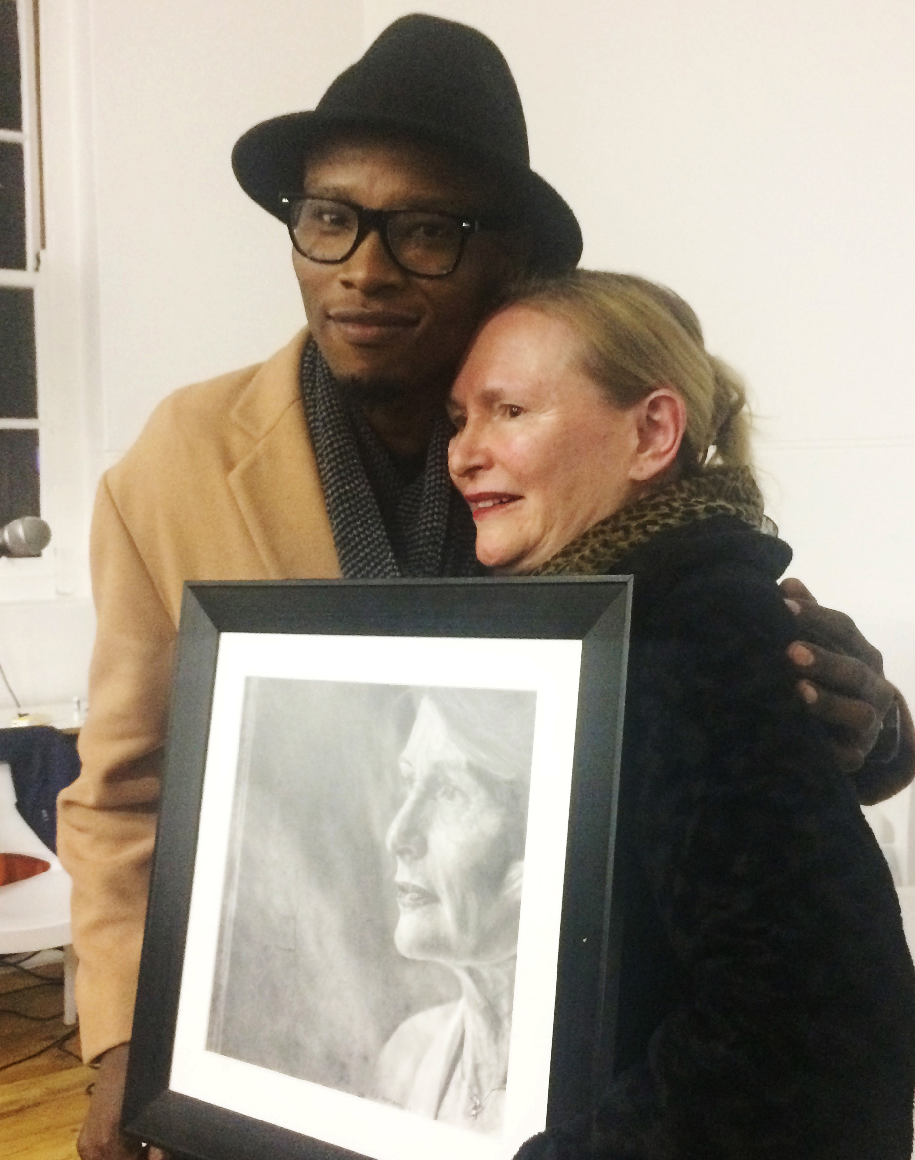 Pogiso (Pjay) Motubatsi and the Western Cape Premier, Helen Zille, with the sketch he made for her. Photo: Hannelie Booyens