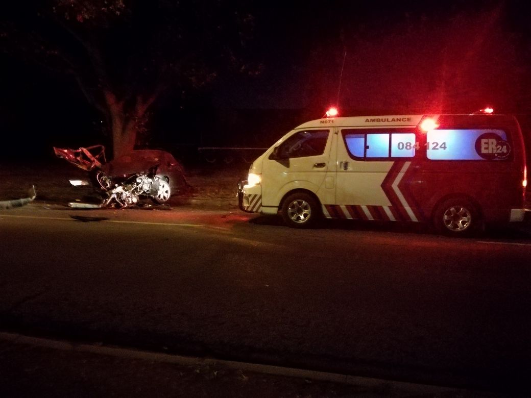 Die erg beskadigde voertuig het langs die pad gestaan. Foto: ER24