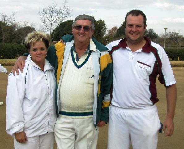 Noordwes Rolbal se Kampioene van Kampioene, Helen Jansen van Strathvaal en Pierre Breitenbach van Potchefstroom, saam met die President van Noordwes rolbal, Ronnie Palmer