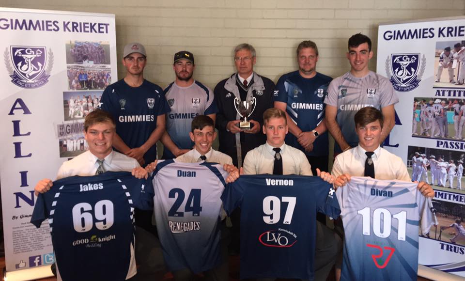 Gimmies is gereed vir hulle heel eerste Gimmies Premierliga. Agter is Lourén Steenkamp (afrigter, Blues), Driaan Weyers (afrigter, Grawe), Roelof Oosthuizen (hoof), Erik Wyma (afrigter, Pikke) en Ruan Haasbroek (afrigter, Ankers). Voor is Jaco Schoeman (Blues), Duan Jansen (Grawe), Vernon Charslund (Pikke) en Divan Mienie (Ankers).