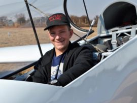 Dicky Daly glimlag breed nadat hy op 14-jarige ouderdom 'n solorit in 'n sweeftuig voltooi het.