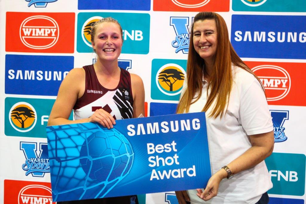 Anja Esterhuizen of NWU-Pukke accept the Samsung Best Shot Award from Jana Arlow of Varsity Sport