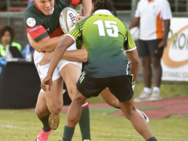 Gene Willemse van die Luiperds op pad na die drielyn met net Leighton Eksteem voor hom.