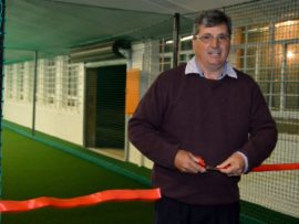 Kobus Fourie, voorsitter van Volkies se beheerliggaam, open die nuwe binnenshuise krieketnette op Woensdag 30 Augustus. Foto: Welma Pieters