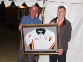 Stephan Pieters (Volkies) gee vir Andries Jansen van Talsiman 'n spesiale aandenking.