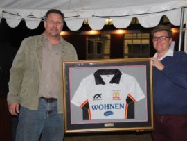 Louwrens Snyman (Wohnen Verwe) ontvang 'n spesial trui van Volkies se Andries Huisamen af.