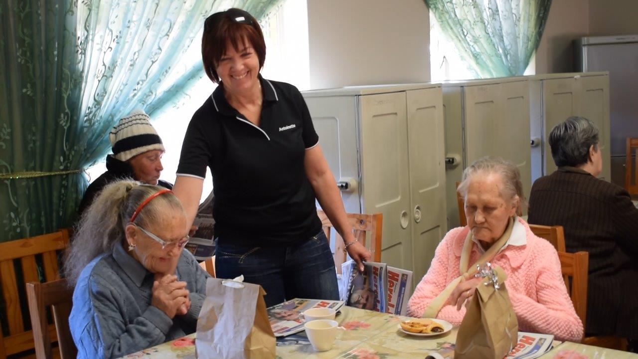 Antoinette Badenhorst van die Herald gesels met twee van Ons Hulde se bejaardes.