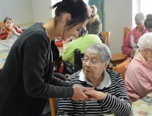 'n Gelukkige bejaarde kry 'n hand-massering.