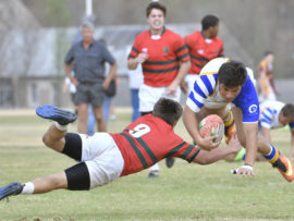 20170909 Sewe's Rugby in Potchefstroom op Gimnasium se sportgronde,waar Hoerskole vanoor die land kom meeding het aan die Sewe's toornooi.Skole sover as Sutherland en Gauteng het kom deelneem.Lichtenburg se Ryan Schoeman word voorgekeer deur Estian Heyneke van die Luiperd span,om n drie te druk.Luiperds wen 20-0.foto Mario van de Wall