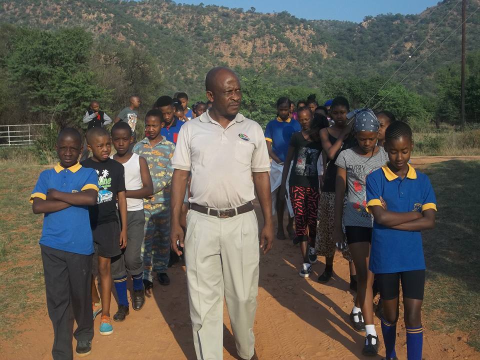 Samuel Seleke leer 'n skoolgroep meer oor die natuur.