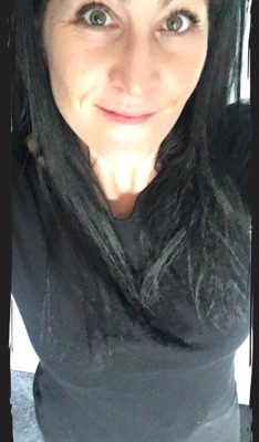 Oud-leerling van Potchefstroom High School for Girls, Lanna Campbell-Whitehouse, het haar ondersteuning vir die boere al die pad van die Verenigde Koninkryk gewys toe sy ook gister swart aangetrek het.