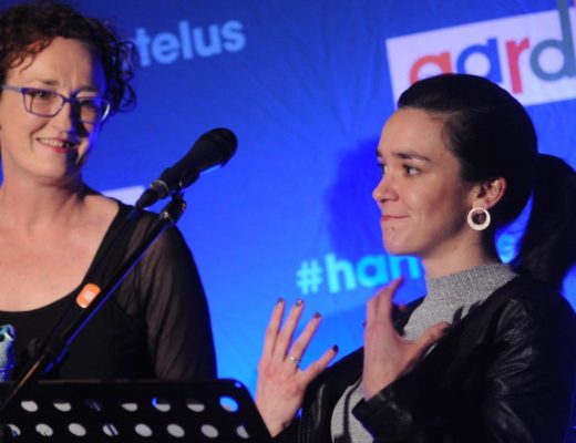 Feesbestuurder Alexa Strachan (links) oorhandig die prys vir die beste visuele kunsuitstalling aan Elbie Erasmus, een van die kurators van Snake Eyes 2.0. FOTO: Marianke Saayman