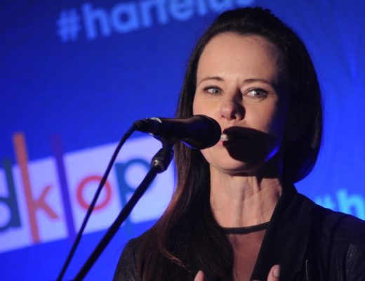 Milan Murray ontvang die Aardklop Hartsmense Beste Produksie-toekenning vir Weerkaats. FOTO: Marianke Saayman