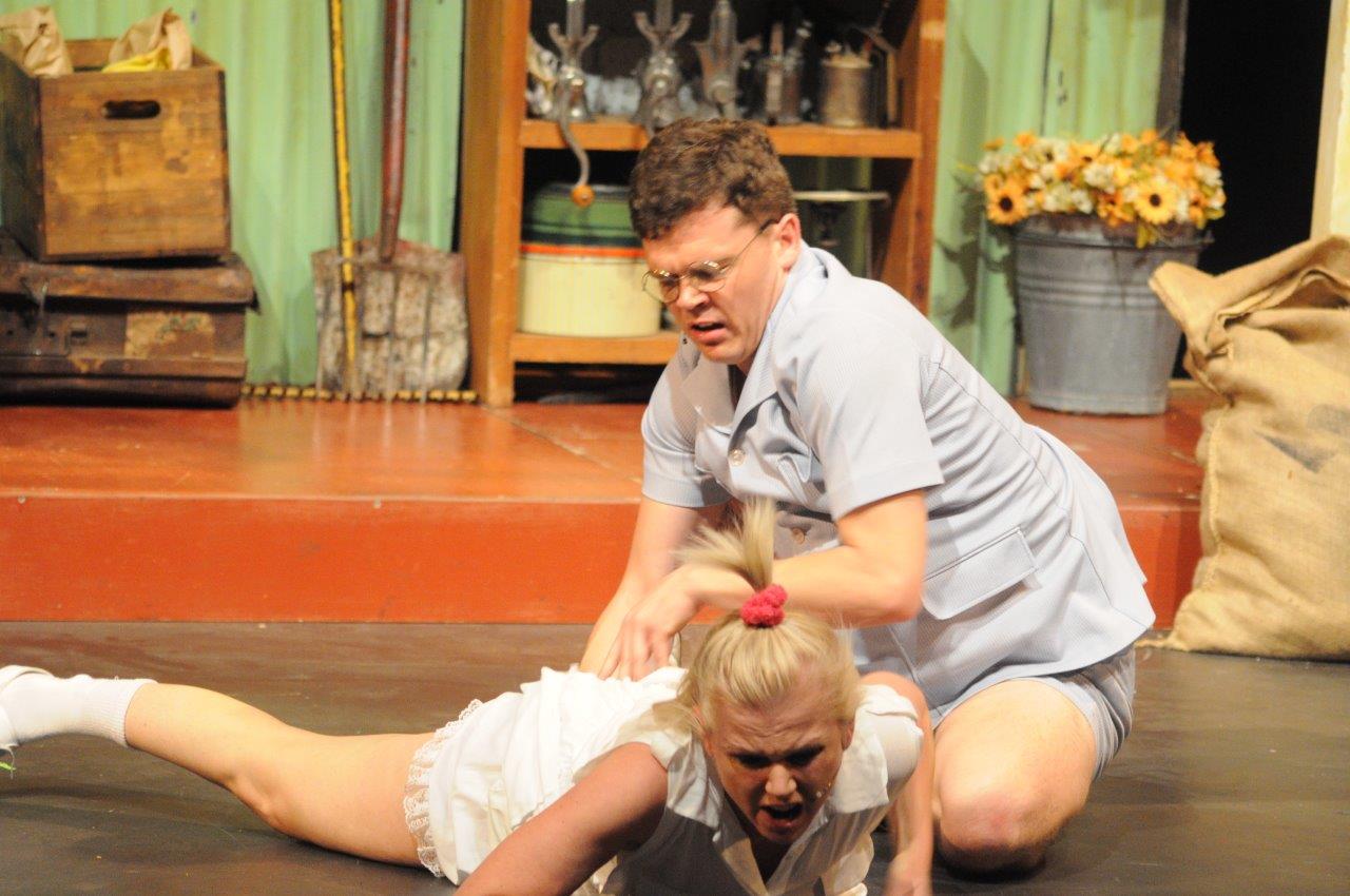 Margit Meyer-Rödenbeck vertolk die poppie wat al die mans se koppe laat draai, Madelein, en Wessel Pretorius vertolk die eerlike stadsklerk, Vissertjie.