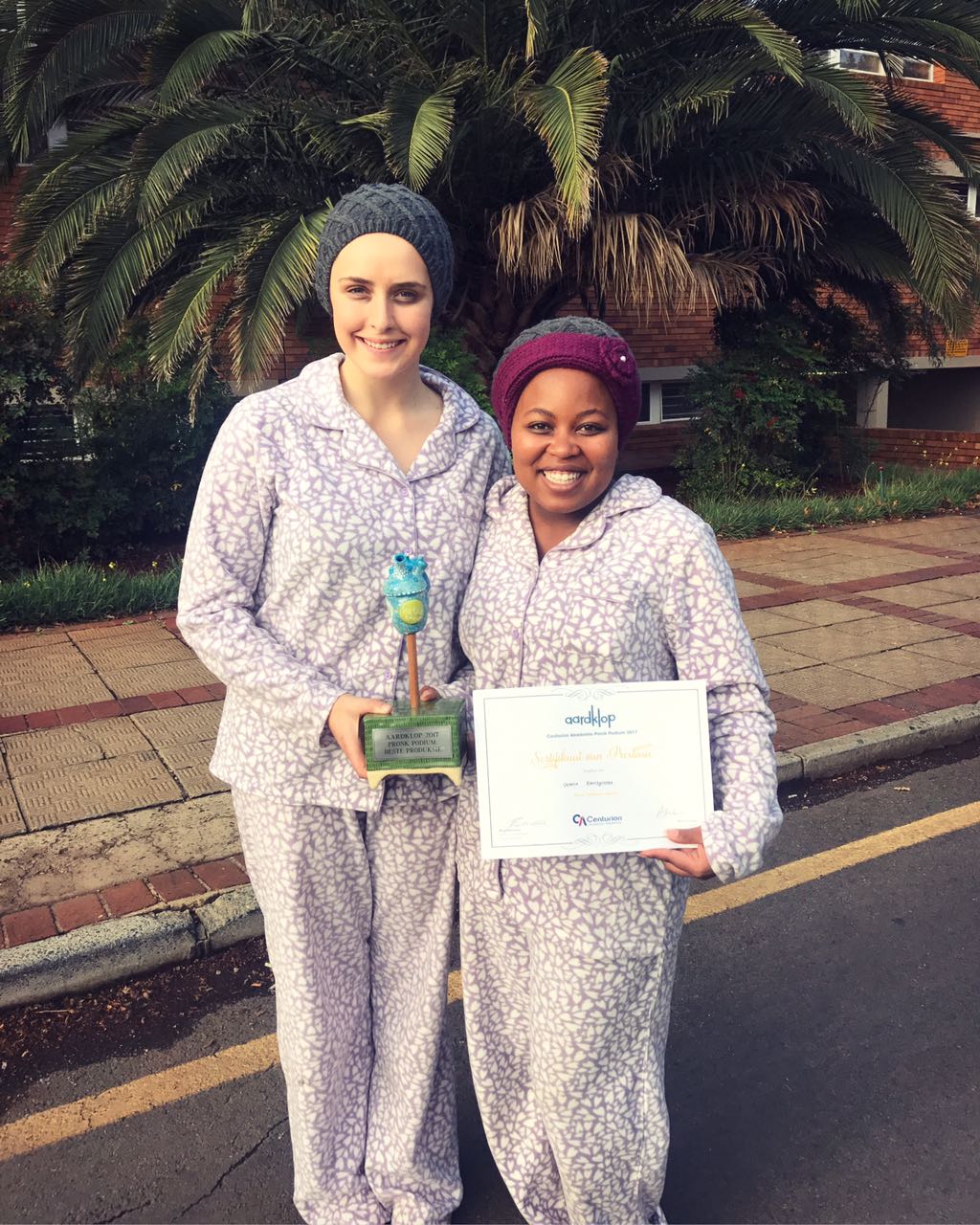 Elbé van der Merwe en Veronica Ramokgoname met hul toekennings. FOTO: Verskaf