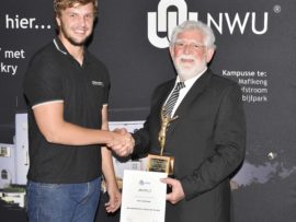 Walt Steenkamp ontvang die Johan Claassen-trofee vir die NWU Rugbyinstituut se Speler van die Jaar.
