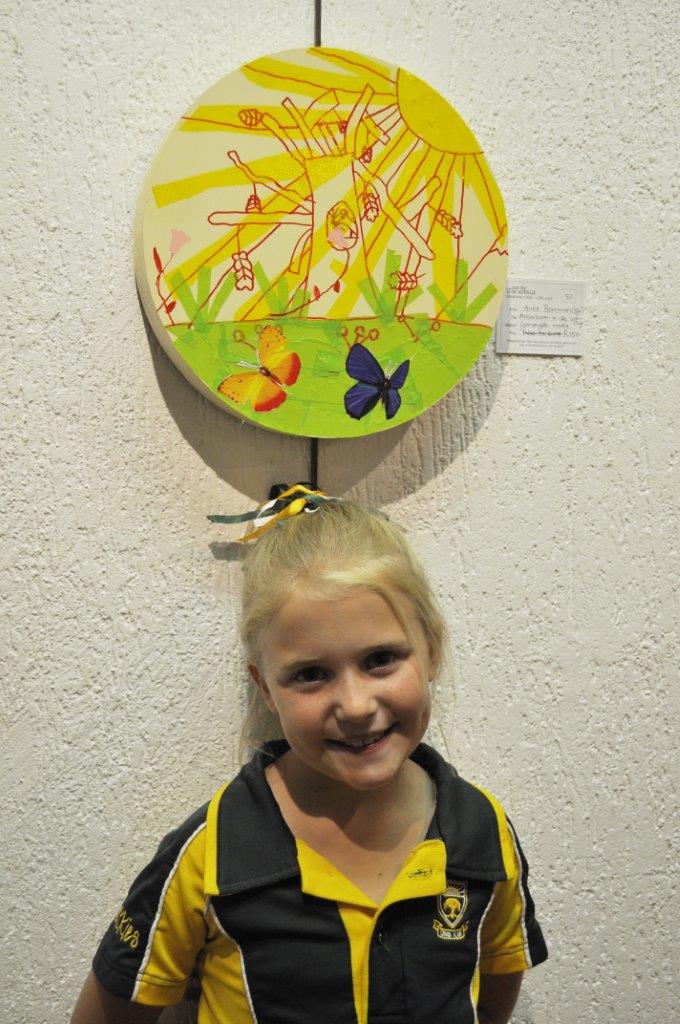 Anke Bornman (8), jongste uitstaller, by haar kunswerk.   FOTO: Marianke Saayman