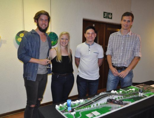 Marnus Botha en Marguerite Boshoff was twee van die beoordelaars en Henro de Beer en Hardus Malherbe het ook hul projek uitgestal.   FOTO: Marianke Saayman