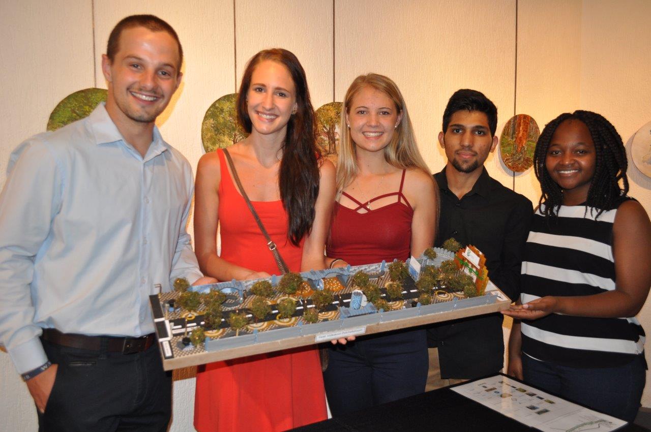 Die groep van stads-en streeksbeplanning wie se projek die beste gedoen het is vlnr: Ruandro Minnaar, Zené Combrinck, Burné van Zyl, Mohammed Dambha en Virginia Ledingwane. Mandri Viljoen kon nie die geleentheid bywoon nie.