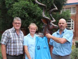 Janise Nell, 'n SA kampioen in stap, van Laerskool ML Fick, word hier vir haar kampioenprestasies vereer met haar eerste borg, Raven Innovative Solutions. Van regs is mnr. Lourie van der Merwe (skoolhoof van ML Fick), Janise Nell en Philip Badenhorst (Raven Innovative Solutions). Foto: Wouter Pienaar
