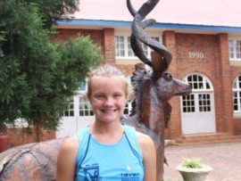 Janise Nell, 'n SA kampioen in stap, van Laerskool ML Fick, word hier vir haar kampioenprestasies vereer met haar eerste borg, Raven Innovative Solutions. Van regs is mnr. Lourie van der Merwe (skoolhoof van ML Fick), Janise Nell en Philip Badenhorst (Raven Innovative Solutions). Foto: Wouter Pienaar