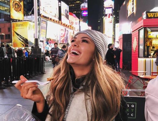 Demi-Leigh eet kaaskoek in die strate van New York. Foto: Facebook