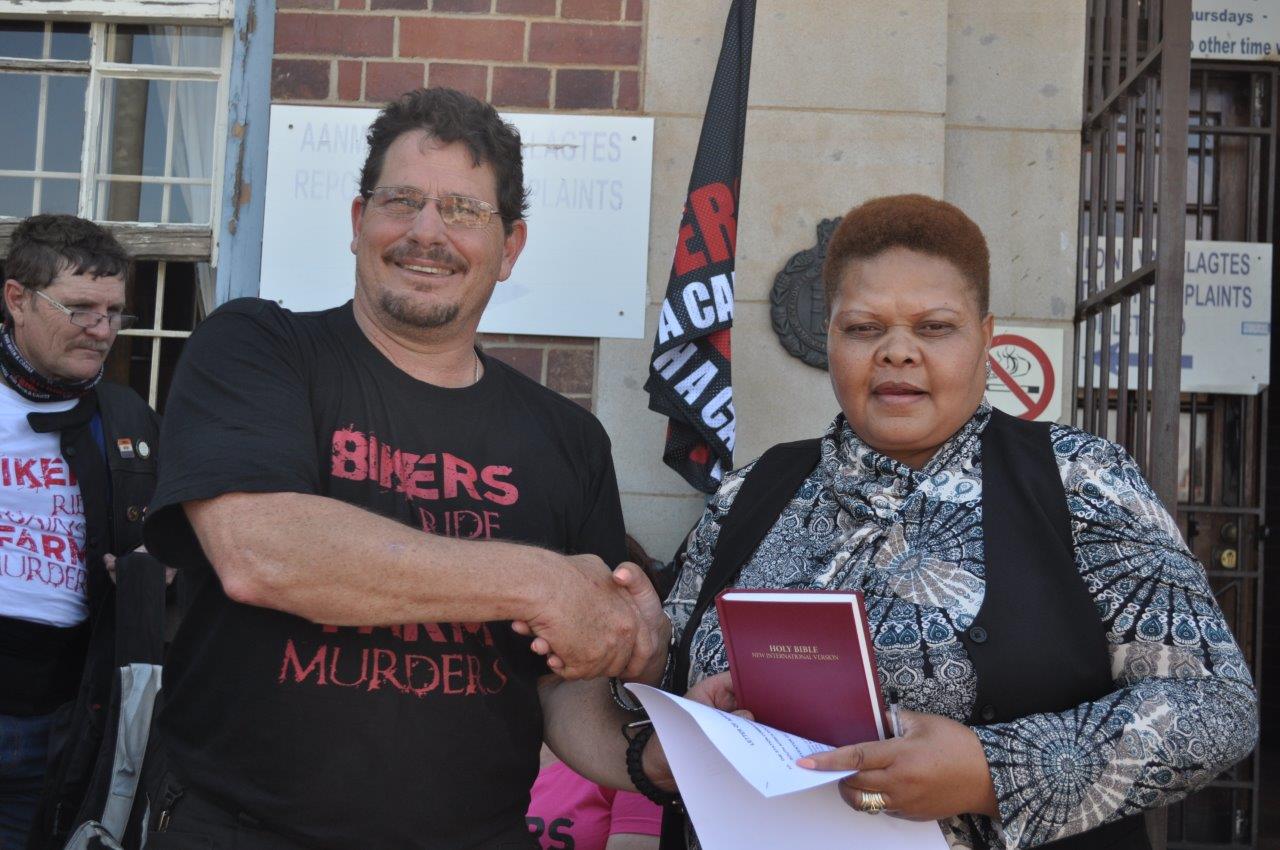 TJ Mare oorhandig 'n brief van waardering en 'n Bybel aan kapt. Maleshwane Mathopeng van Potchefstroom SAPD. Foto's: Marianke Saayman