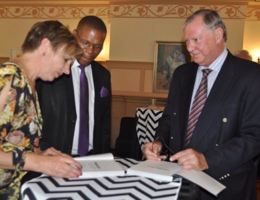 Cornia Pretorius en Prof. Piet Prinsloo teken prof. Dan Kgwadi se boek. Foto: Marianke Saayman