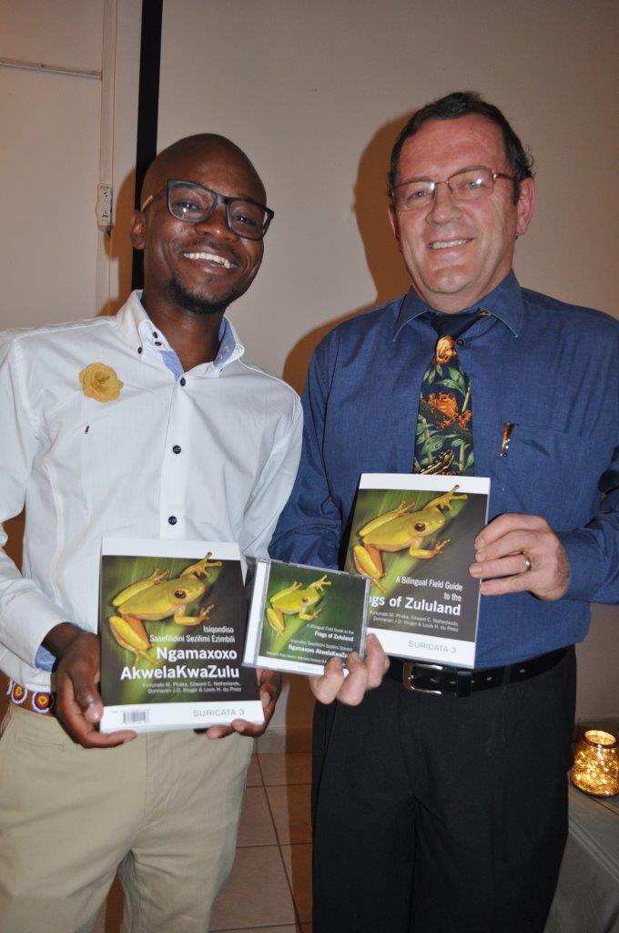 Fortunate Phaka en sy studieleier, prof. Louis du Preez, met die nuwe boek, Frogs of Zululand. Foto: Marianke Saayman