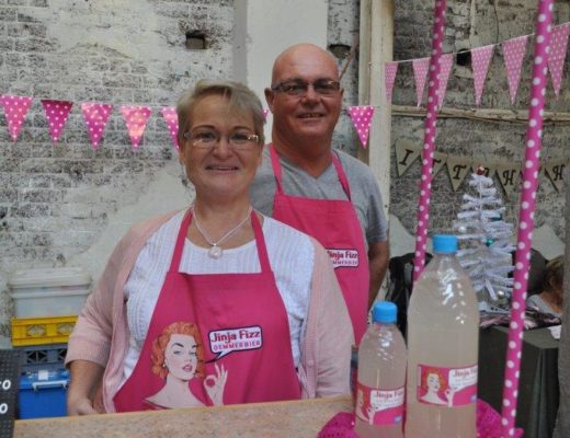 Henda en Hendrik Jordaan verkoop Wilhelmiena se Jinja Fizz, die lekkerste gemmerbier wat jy kry