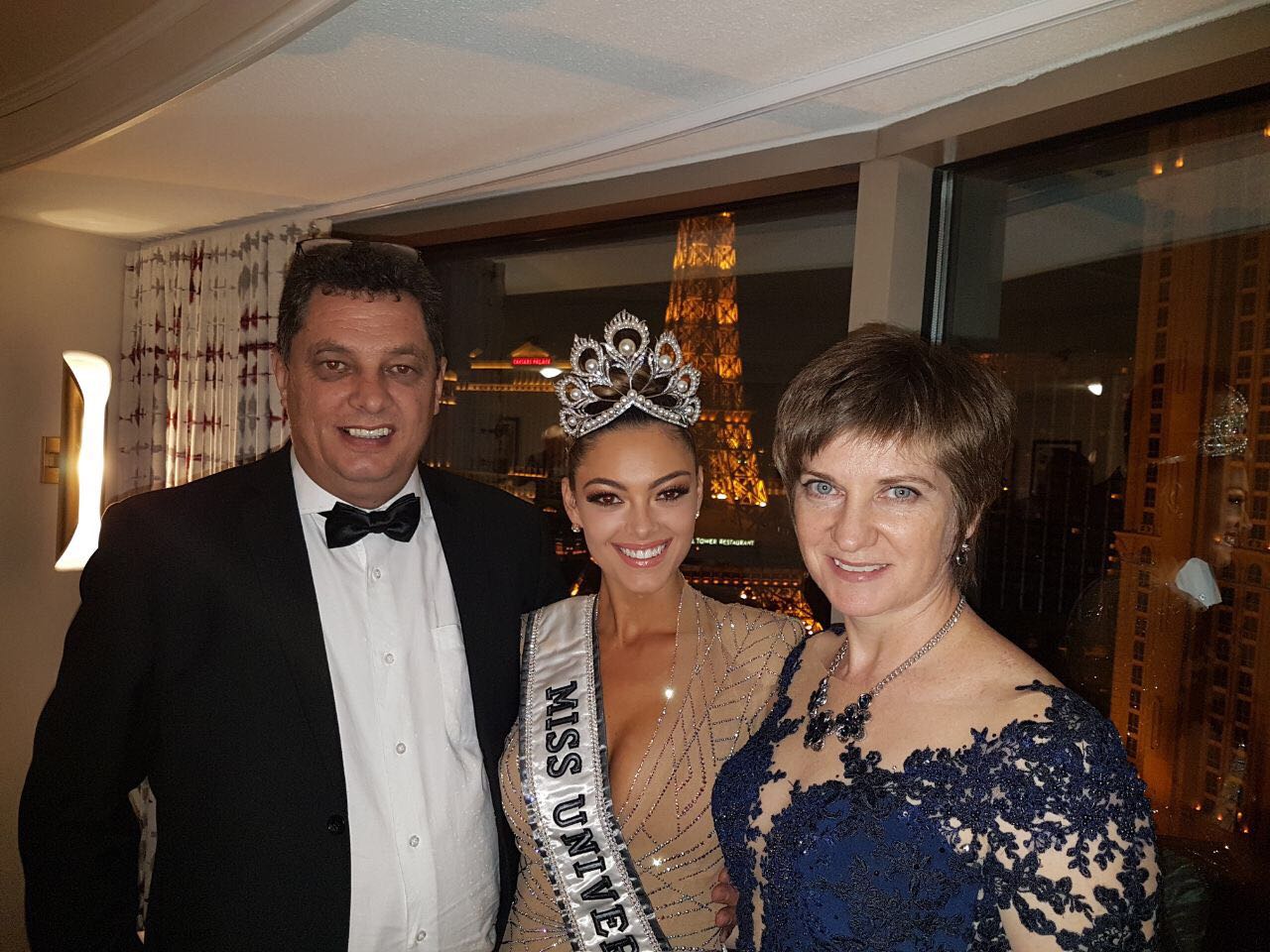 Demi-Leigh Nel-Peters saam met haar pa, Bennie en stiefma Elsabe. Foto: Verskaf