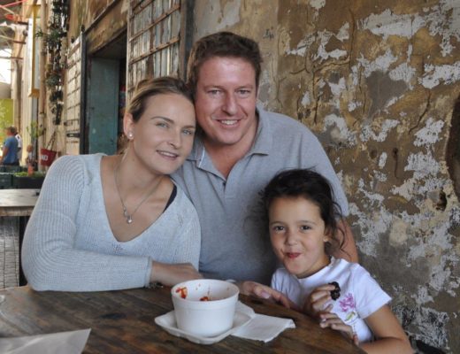 Mariska, Jannie en klein Arabella Willemse geniet 'n soetigheidjie.