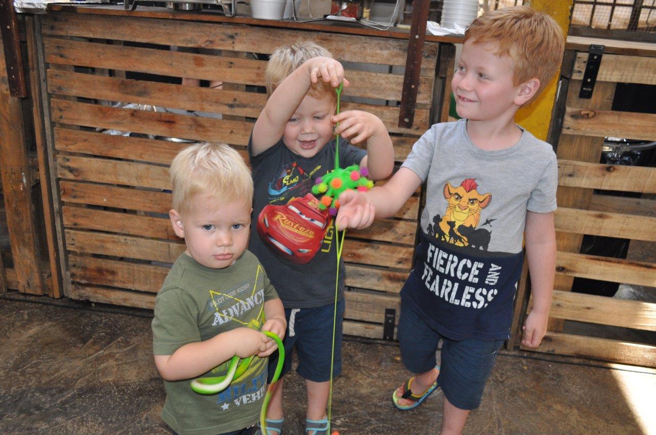 Phillip, Gian en Edrich Labuschagne geniet hul nuwe speelgoed