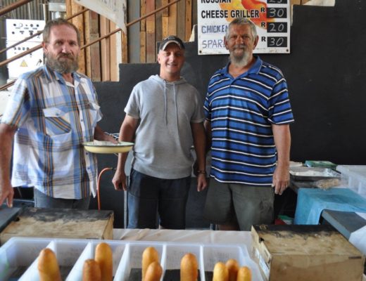 Pieter Lourens, Hennie Wessels en Gawie Stoltz maak heerlike 'Corndogs'