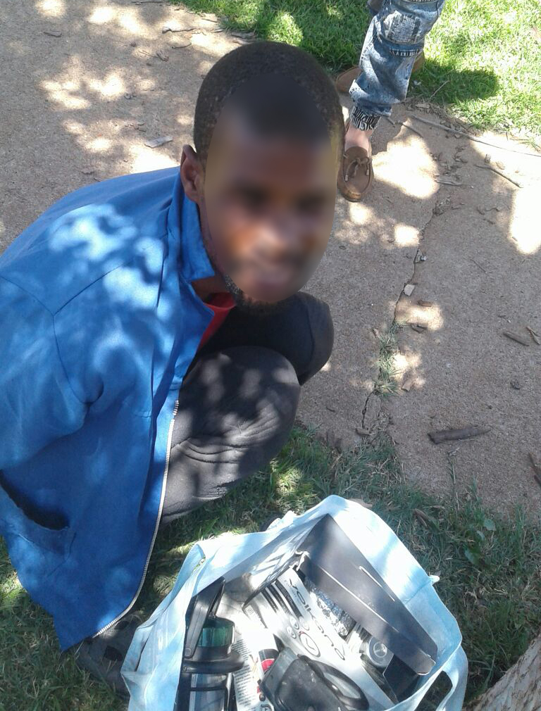 Die verdagte is vasgetrek en gearresteer. Foto: Mooirivier Beskerming