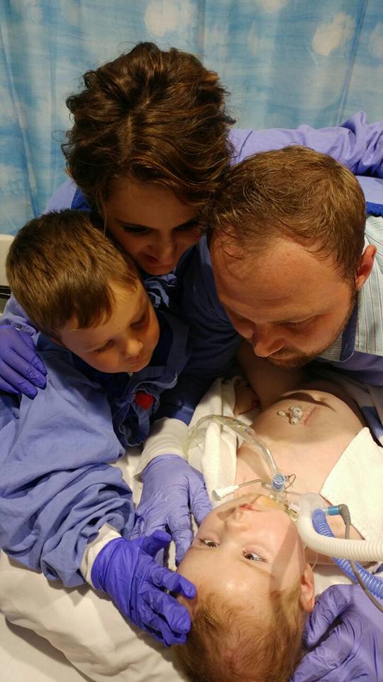 Davey, Cornè en klein Davey Strydom by Danè in die hospitaal Foto: FACEBOOK