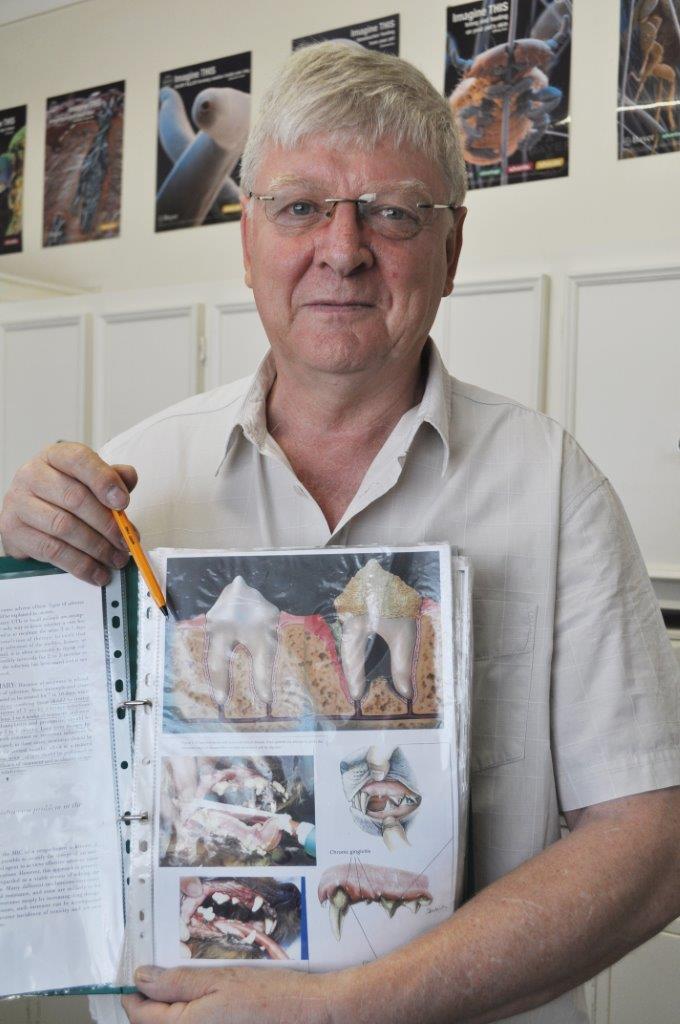 Dr. Douw van der Nest wys hoe tandvleisontsteking in 'n hond se mond lyk, teenoor hoe 'n gesonde mond lyk. Foto: Marianke Saayman