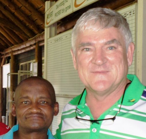 Guitar Mehlwana saam met komiteelid Coenie Schoonhoven