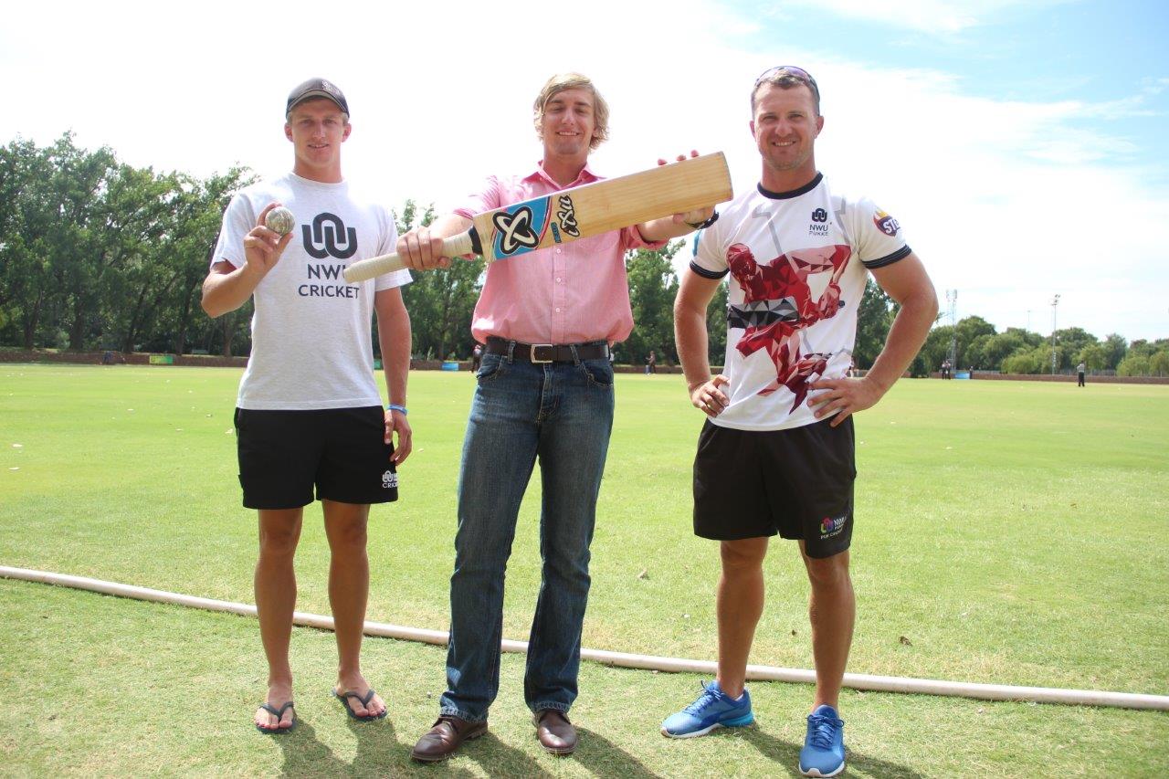Niel Durow (NWU naatbouler), Edrich Lubbe (NWU se Varsity krieketkaptein) en Niel Bredenkamp (NWU-afrigter) is gereed om hul trofee vanjaar op hul tuisveld te verdedig.  