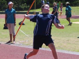 Stefan Schoeman van Gimmies in aksie tydens die seuns o.16 spiesgooi.