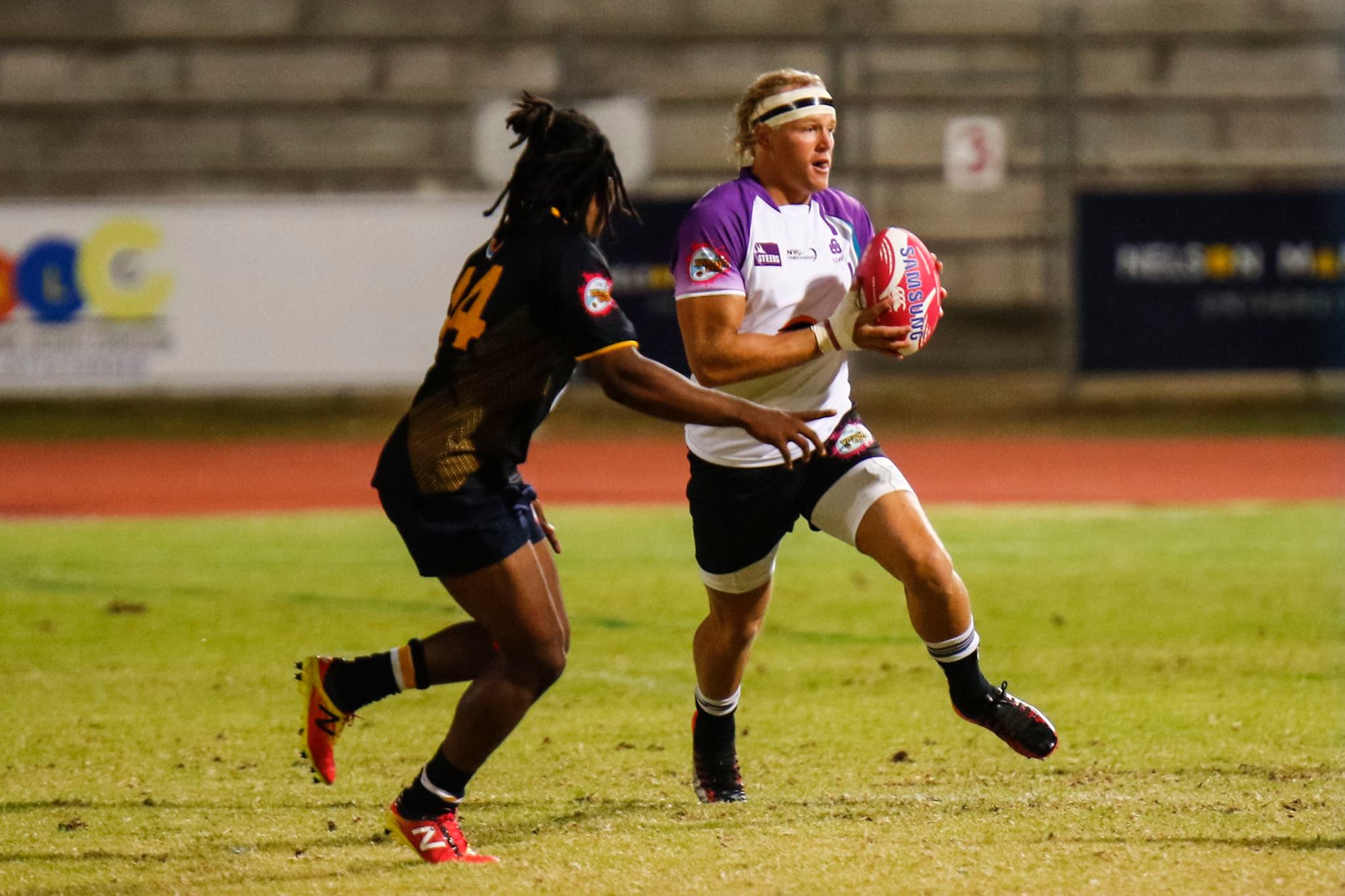 Henko Marais stamp 'n NMMU-verdediger af tydens die NWU se gemaklike 37-5 oorwinning verlede Maandagaan in PE.