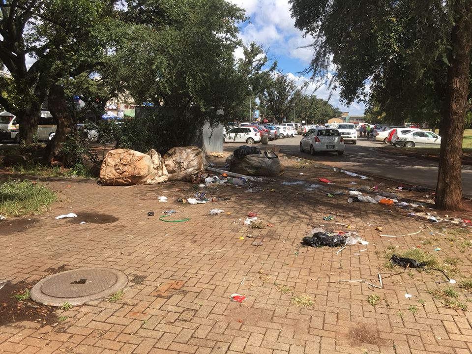 Dit is hoe dit op die Bult lyk na sakke oopgemaak is om herwinbare goedere uit te haal. Foto: Riaan Labuschagne/ Potchefstroom Facebook blad
