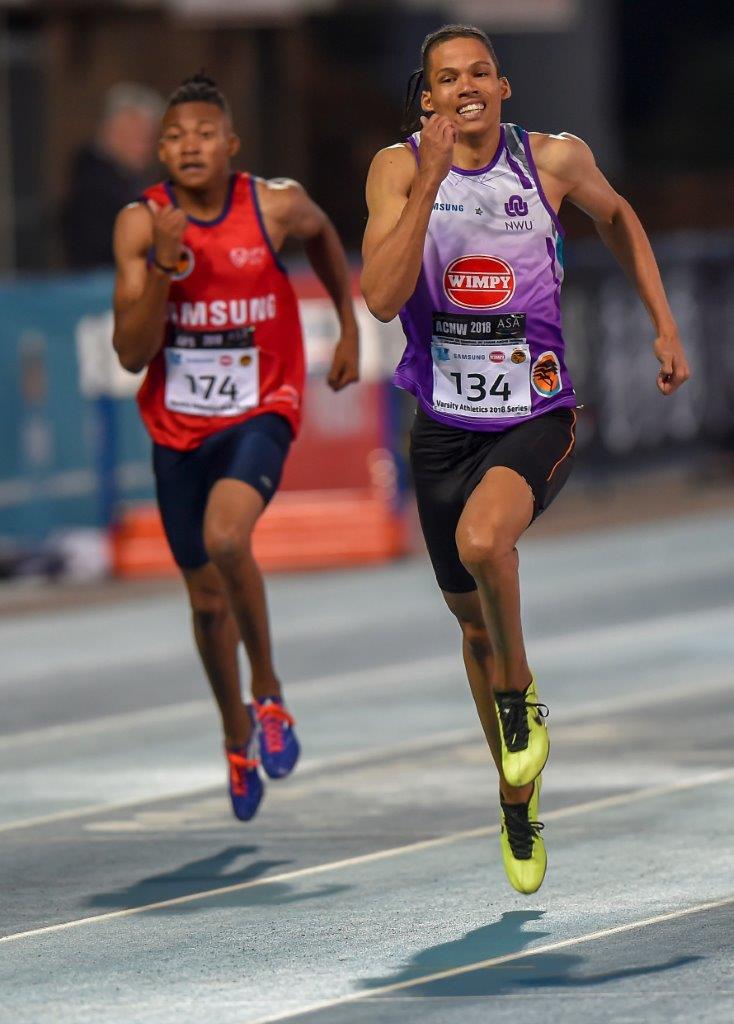 Die NWU se goue ster, Chederick van Wyk, op pad na die wenstreep en goue medalje in die mans 100 meter tydens die 2018 Varsity Atletiekbyeenkoms in Pretoria wat op Vrydag, 23 Maart plaasgevind het. Foto’s: Christiaan Kotze/SASPA