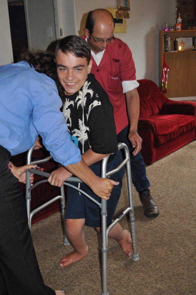 Shaun se ouers help hom om met sy loopraam te loop. Foto’s: Marianke Saayman