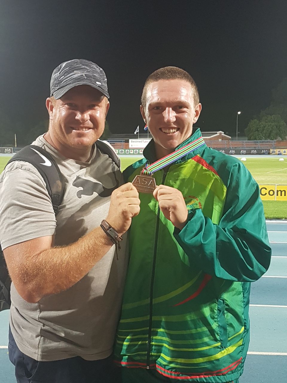 Rikus van Zyl (regs) is in die wolke saam met sy afrigter, Richardo Ellis na sy bronsmedalje in die mans o.20 tienkamp.