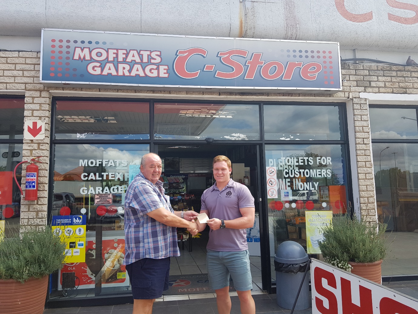 The NWU hooker, Louis van der Westhuizen receiving his petrol voucher from Caltex Moffat’s owner, Tinus Potgieter.