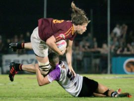 Goed om jou weer te sien! Die NWU se Chriswill September trek sy voormalige spanmaat, Maties se Marno Redelinghuys, plat in die twee spanne se Varsitybekerkragmeting op die Fanie du Toit Sportgronde in Potchefstroom op Maandag, 26 Maart. Dié wedstryd het 33-33 geëindig. Foto: Barco Greeff/Asem Engage